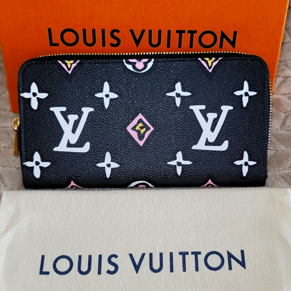 Louis Vuitton Wild at Heart Large Black Monogram Giant Flower Zippy Wallet - Picture 1 of 16